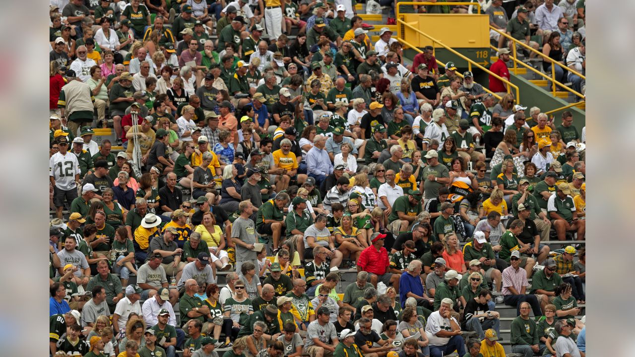 About 3,900 fans attend Green Bay Packers annual shareholders meeting