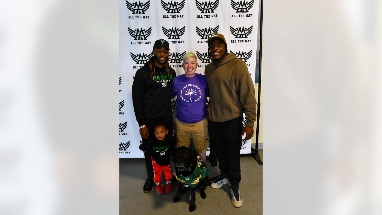 Military families meet Packers' Jones, shop for free at Ashwaubenon store