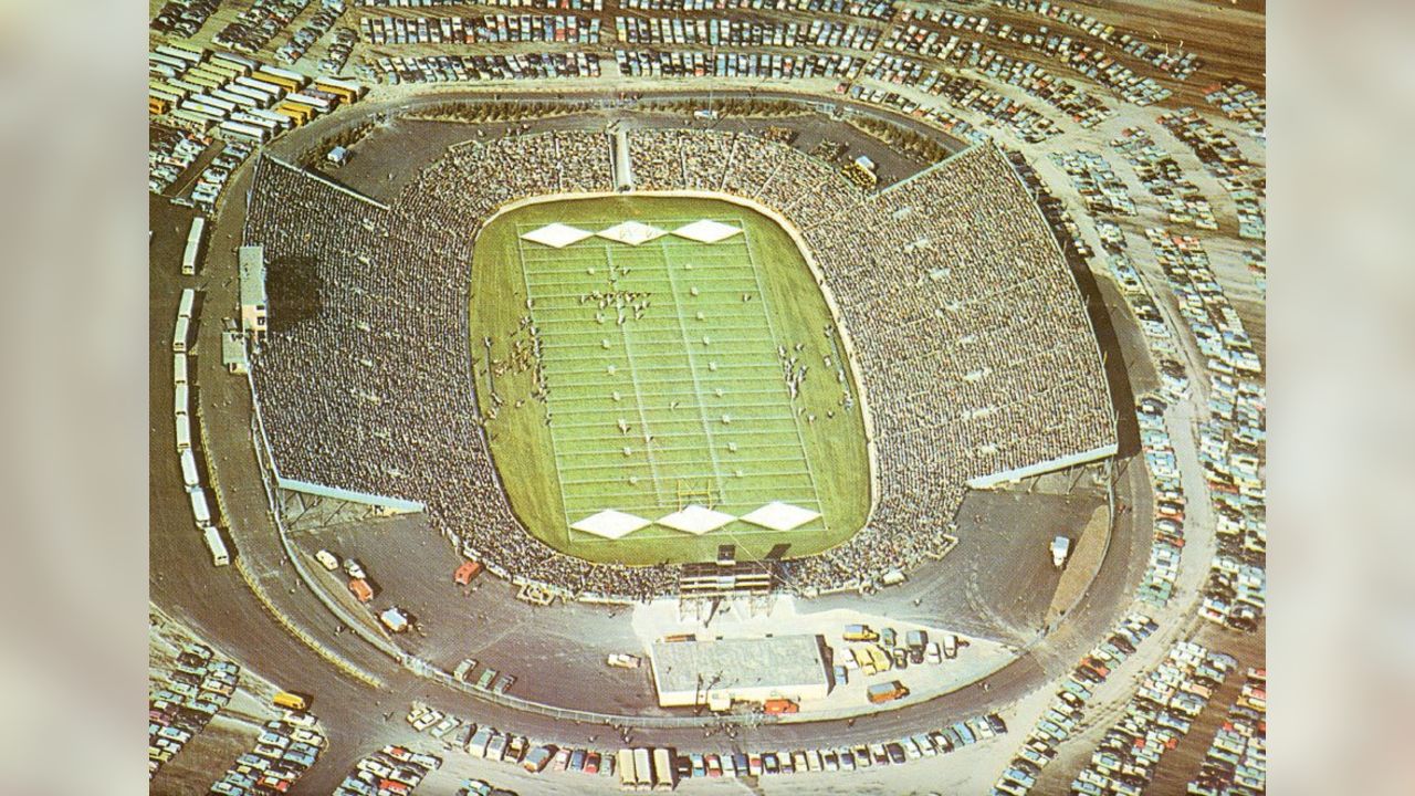 Historic Lambeau Field, Home of the Green Bay Pakers in Green Way,  Wisconsin Editorial Stock Image - Image of gridiron, season: 151456199