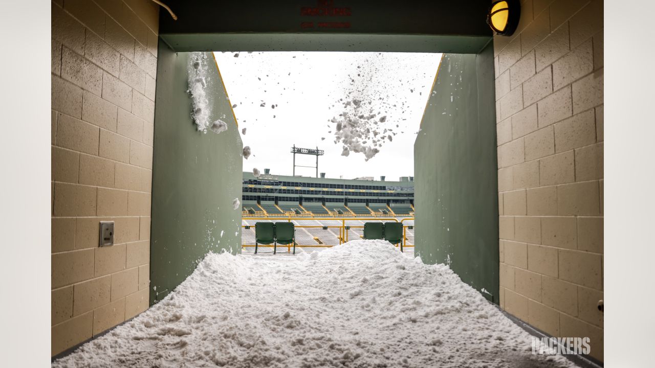 Photos: Packers fans remove snow from Lambeau Field ahead of Week