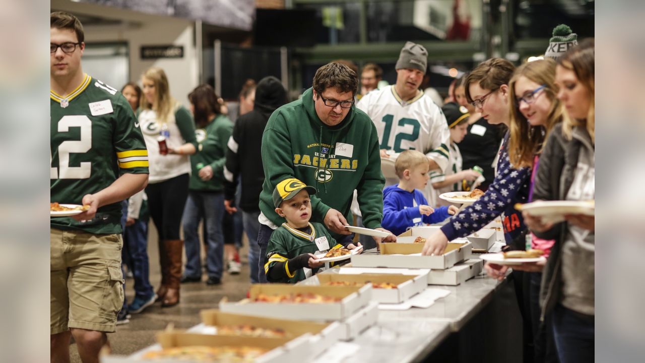 Aaron Rodgers brings holiday cheer to Green Bay kids