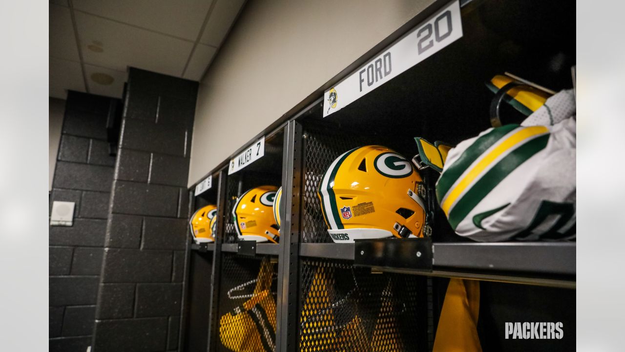 Behind the scenes: Packers' equipment staff readies locker room in Atlanta