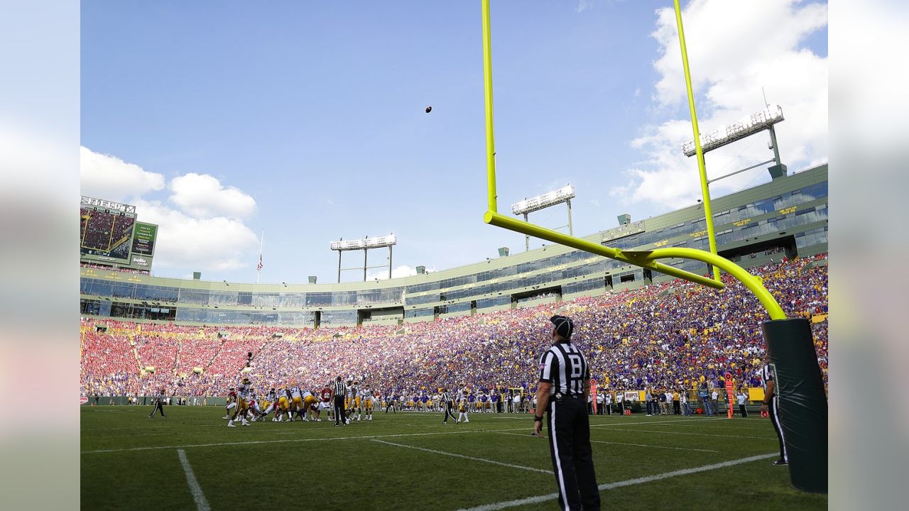 Football: Wisconsin's love for football showcased by historic game at  Lambeau · The Badger Herald