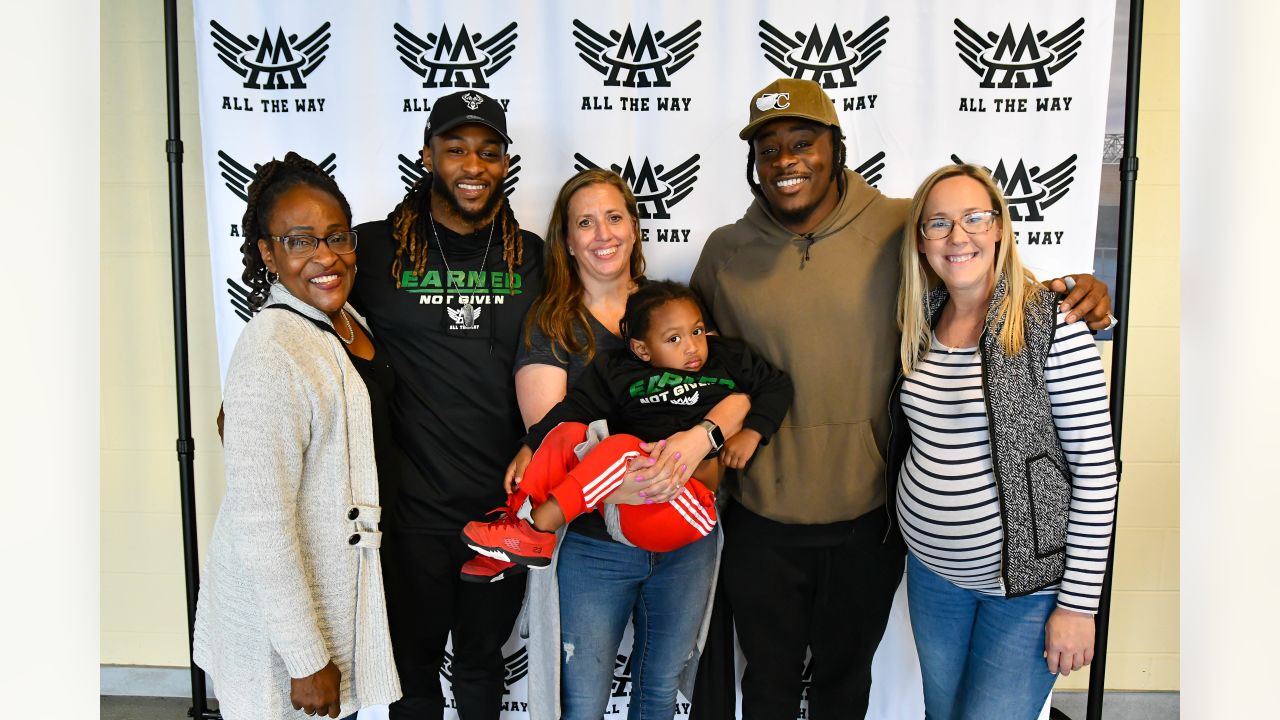 Military families meet Packers' Jones, shop for free at Ashwaubenon store