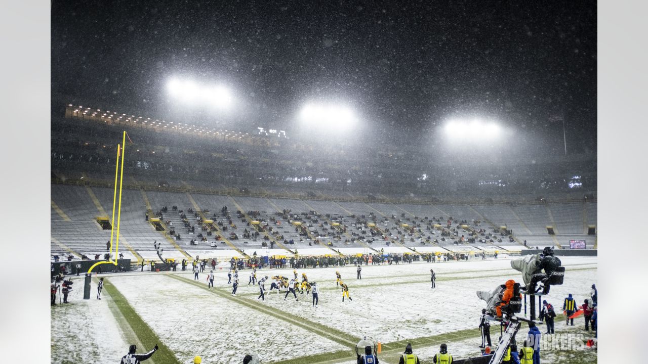 LIVE BLOG: Packers defeat Titans 40-14 at snowy Lambeau Field