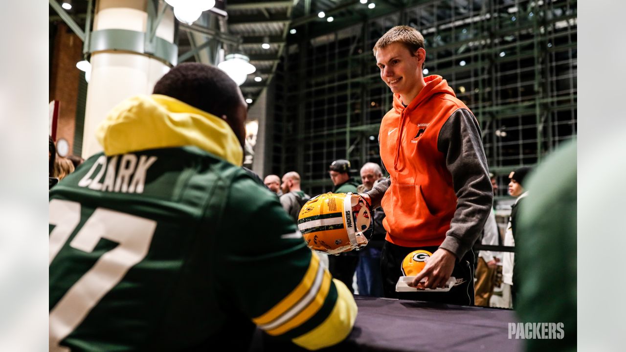 Photos: Kenny Clark, De'Vondre Campbell sign autographs for Salvation Army's  Red Kettle event