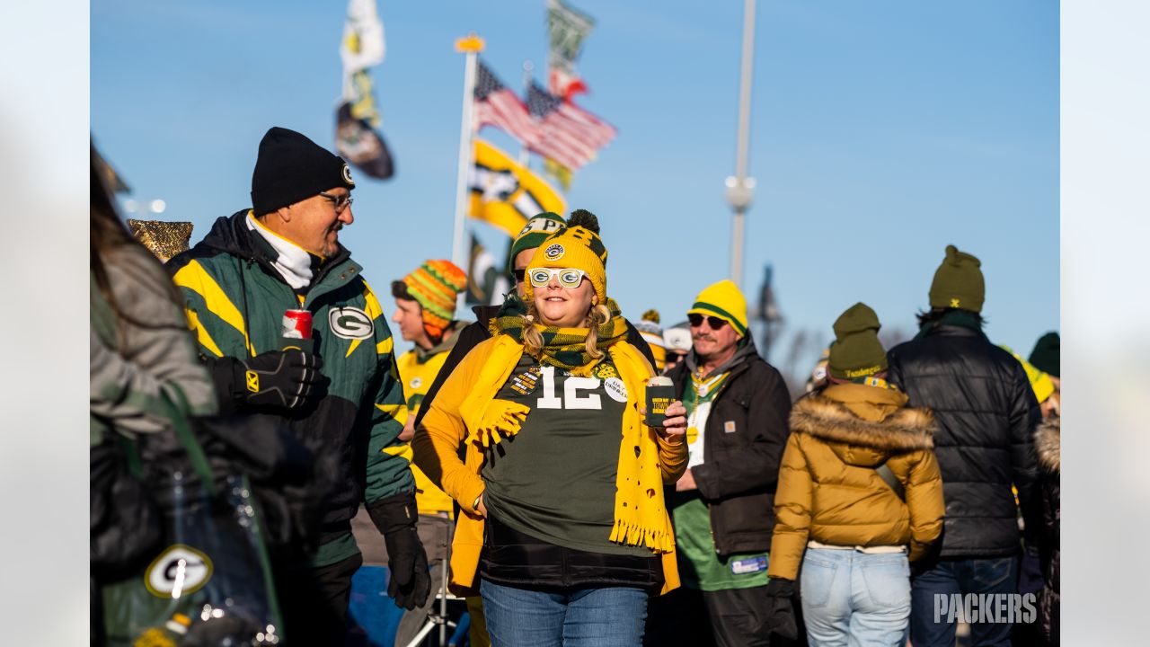 Packer fans celebrate at Lambeau on Christmas Eve