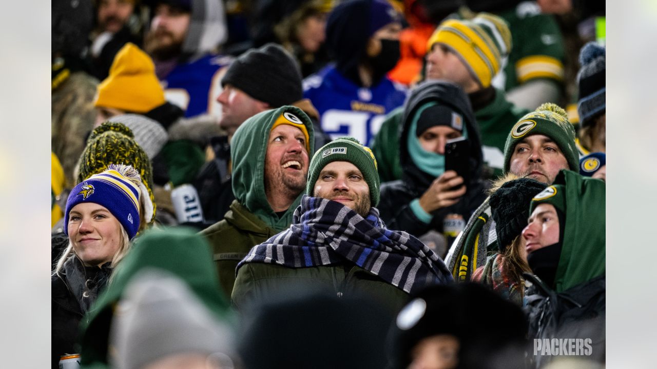 Packers fans brave the cold for Sunday Night Football at Lambeau