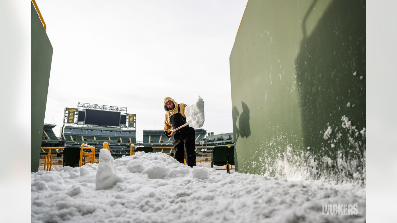 Packers outlast Texans at snowy Lambeau Field