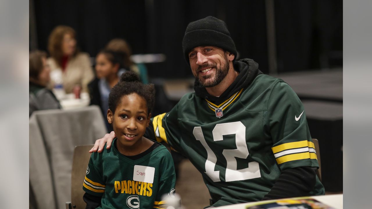 Aaron Rodgers surprises youth organizations with pizza party