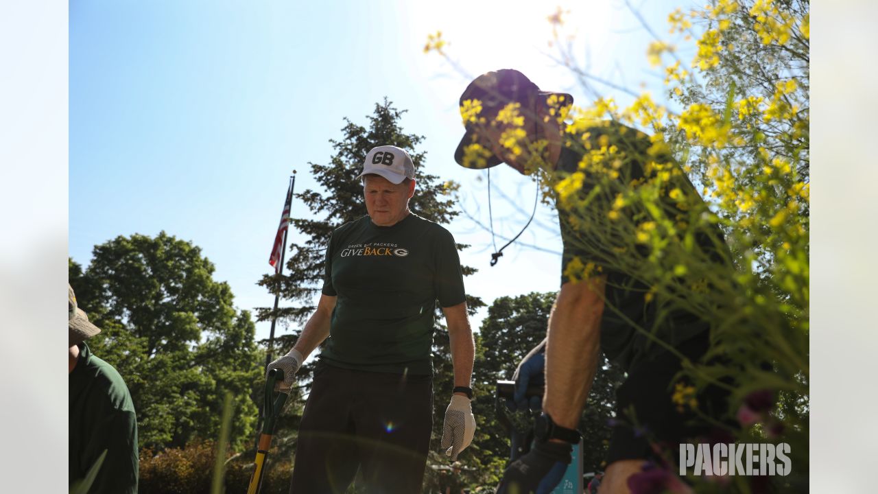 Packers employees participate in Packers Give Back Day