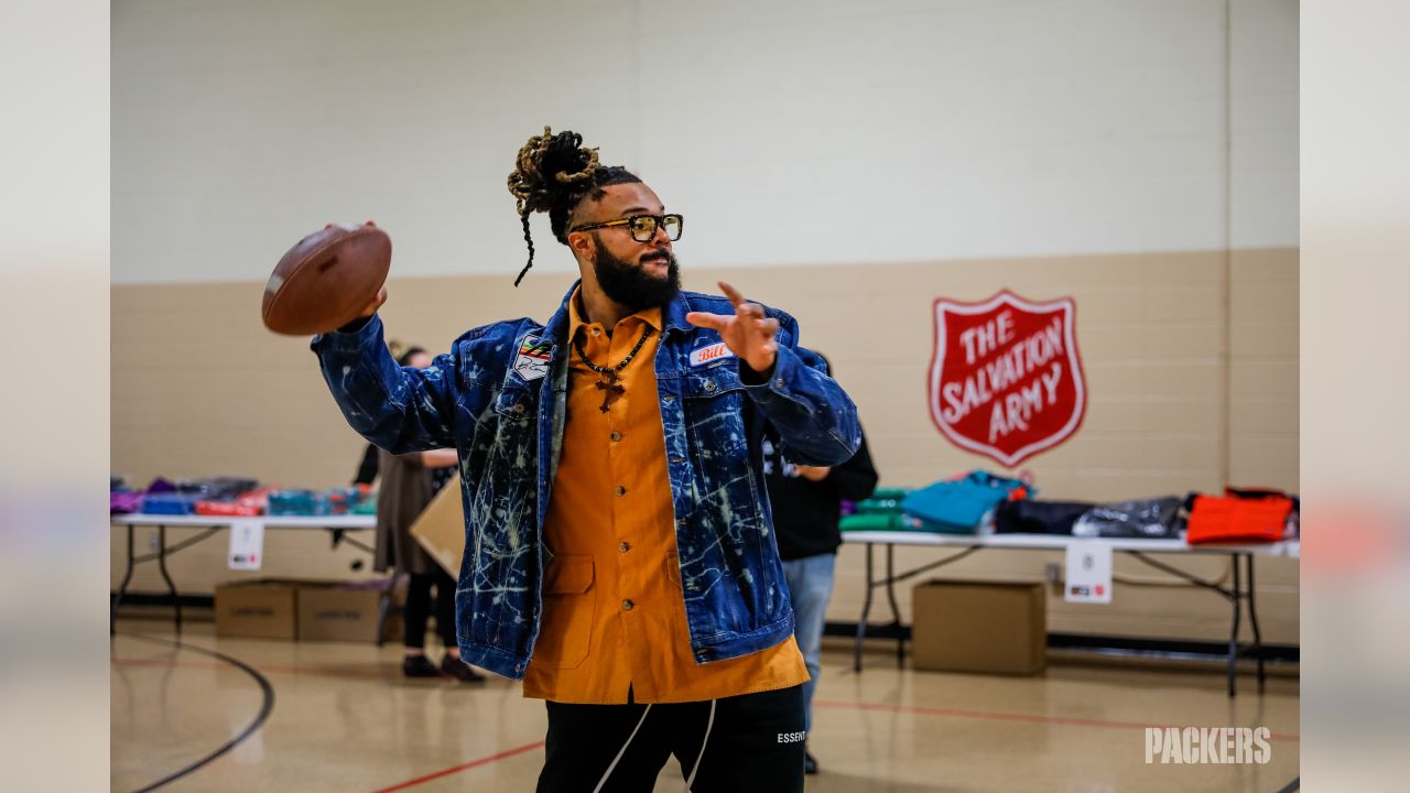 Billy Turner donates 700 coats to families in Green Bay and Minnesota