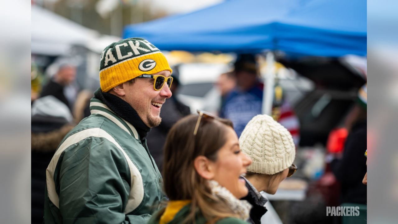 Packers Fan Wearing Full Animal Pelt as Hat in the Snow (Photo)