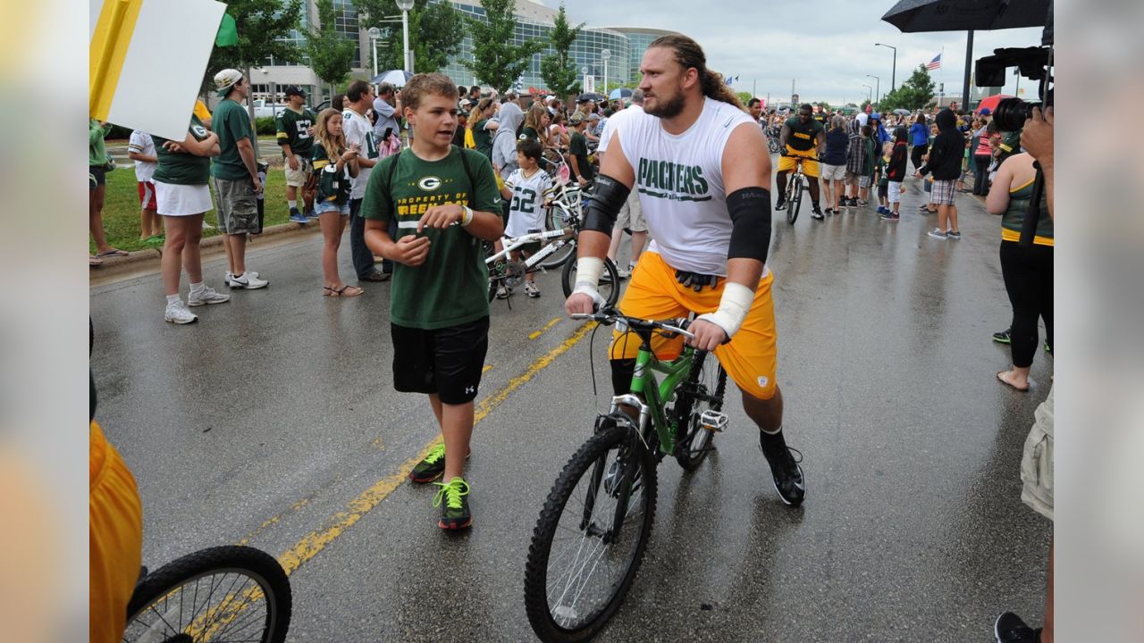 Packers hop on kids' bikes for sweet annual DreamDrive as Green