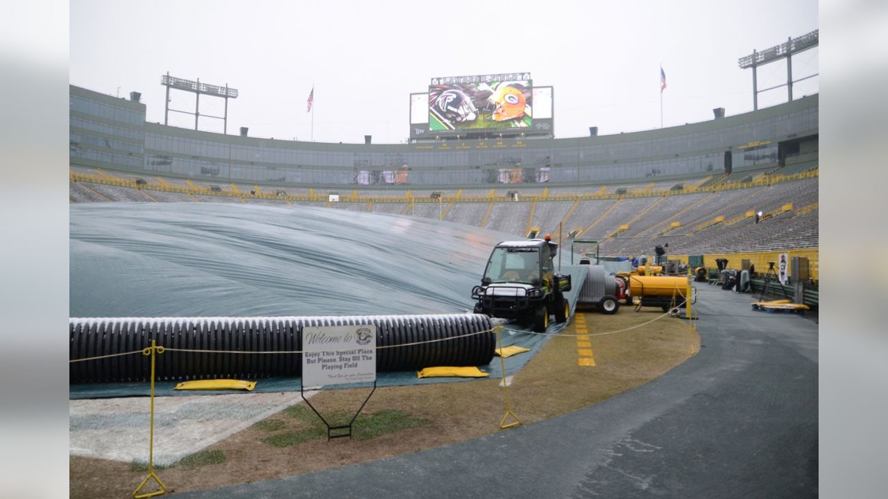 Some snow for Monday Night Football at Lambeau Field