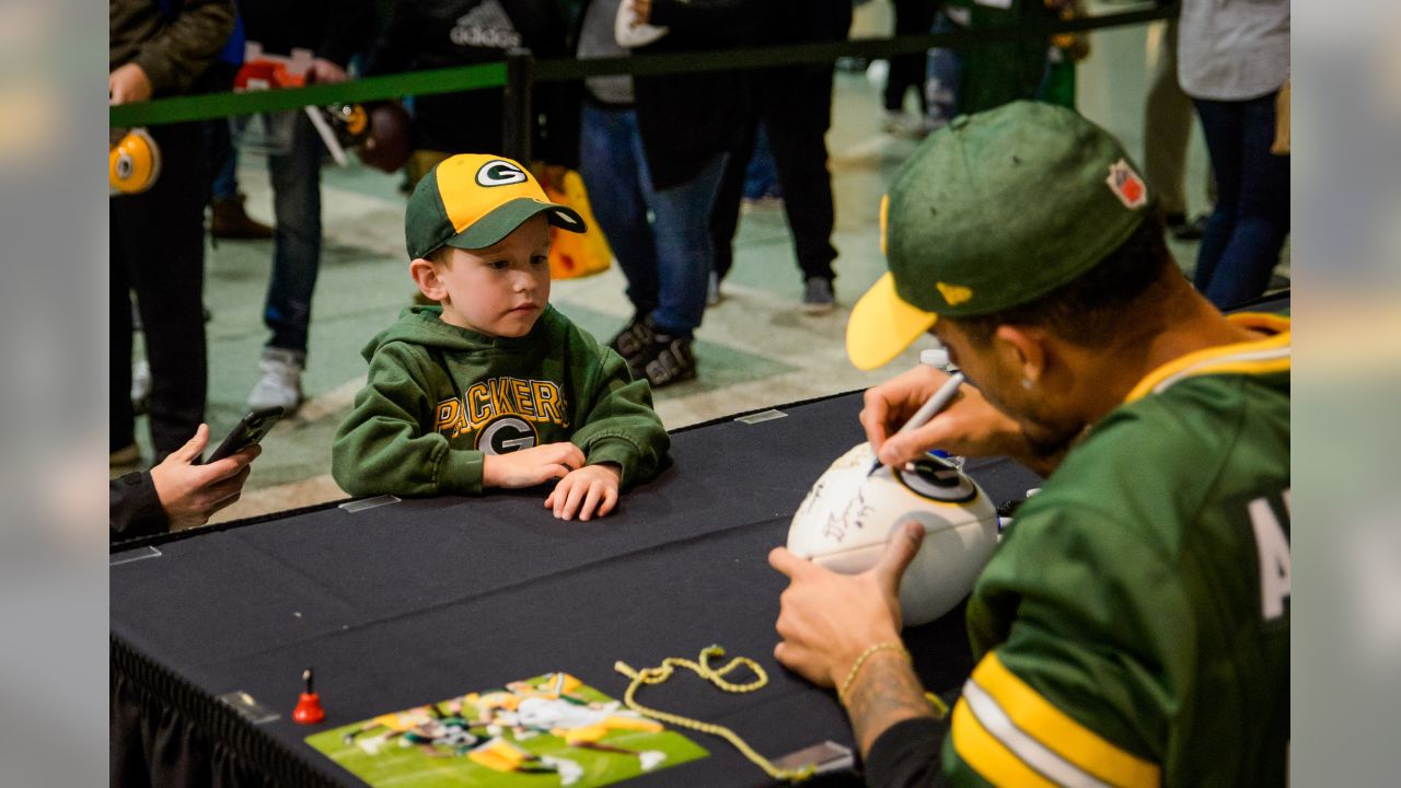 Packers sign autographs for Salvation Army