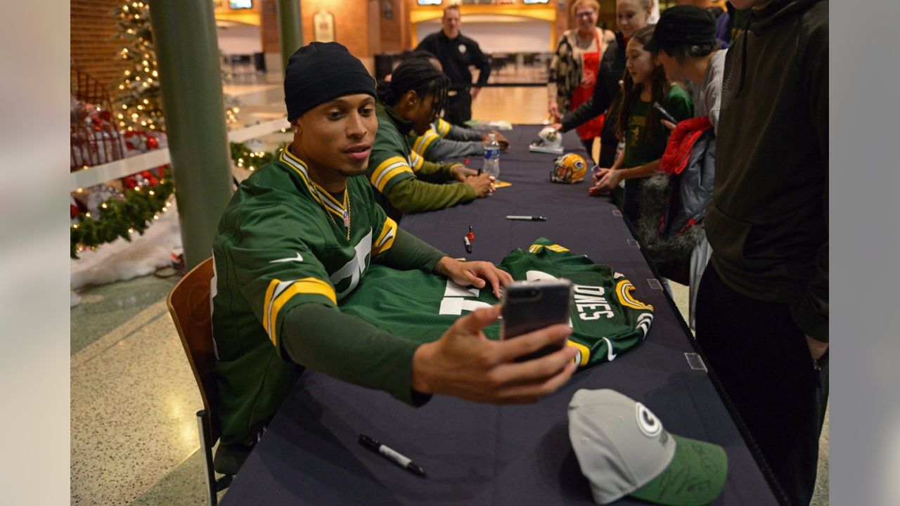 Packers sign autographs for Salvation Army