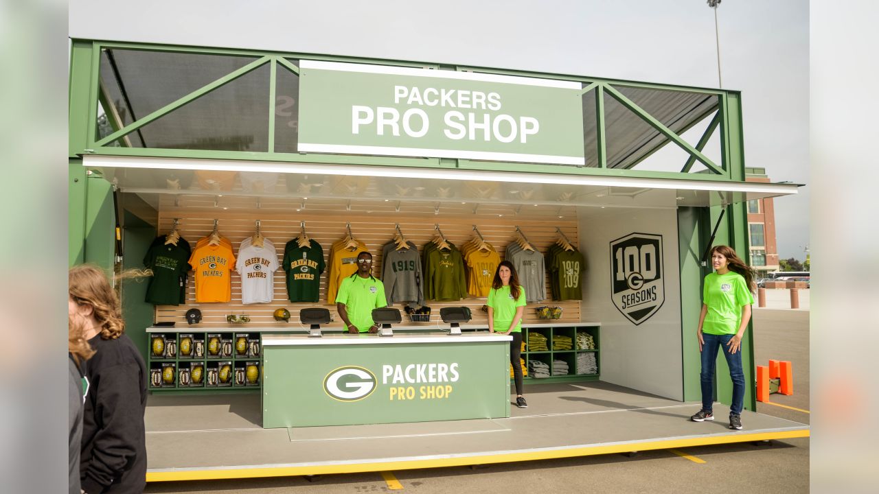 Green Bay Packers Ribbon Welcome Sign at the Packers Pro Shop