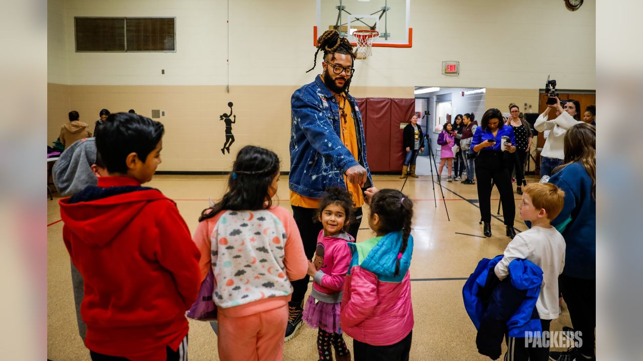 Billy Turner donates 700 coats to families in Green Bay and Minnesota