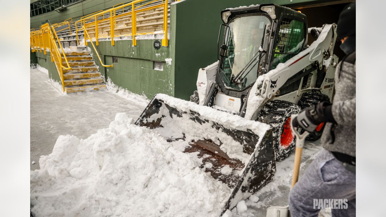 Photos: Packers fans remove snow from Lambeau Field ahead of Week