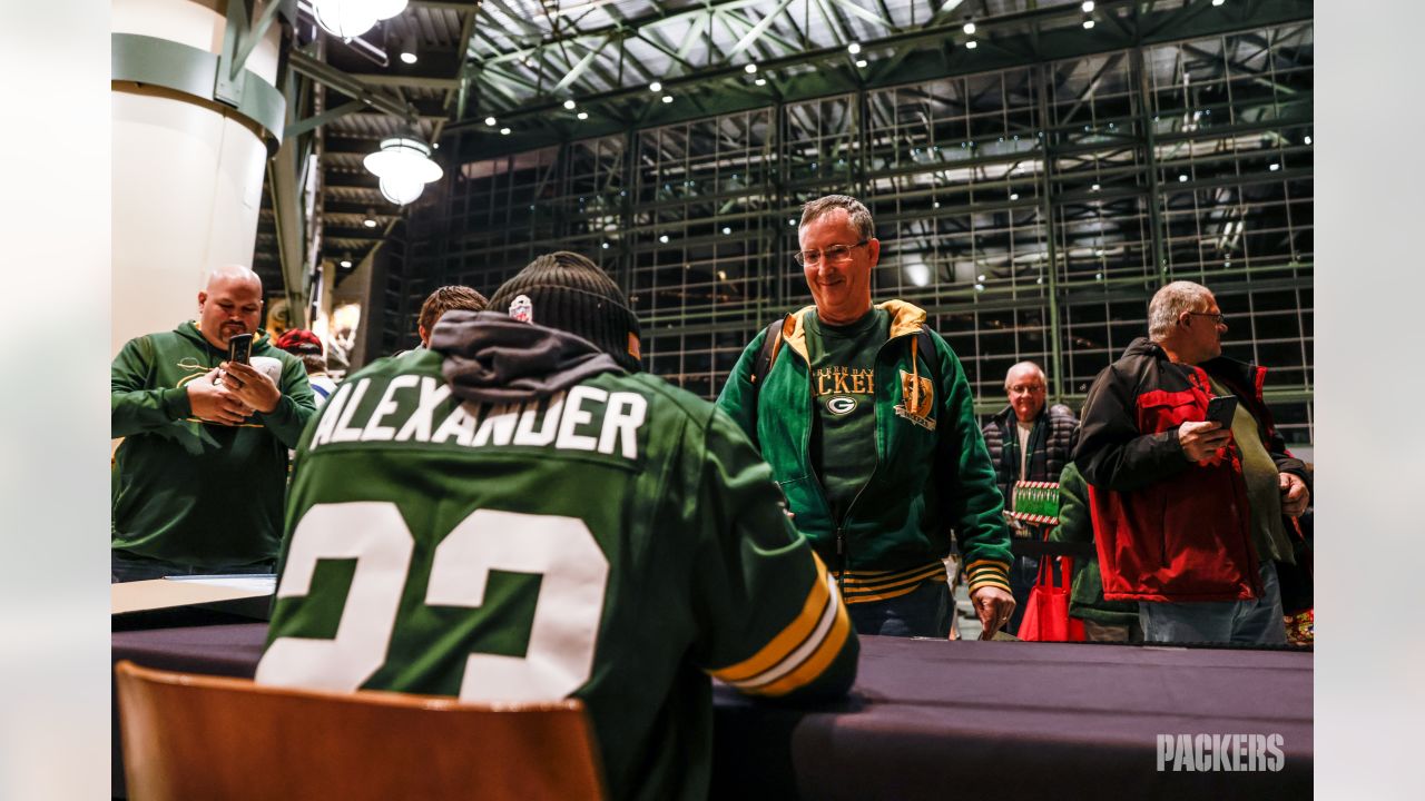 Packers players sign autographs at final Salvation Army signing session of  year