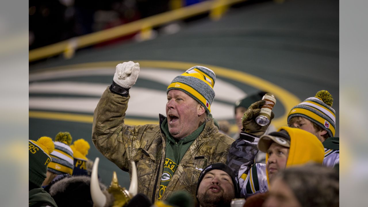 Packers/Vikings Tailgate Party Features Holmen Around River