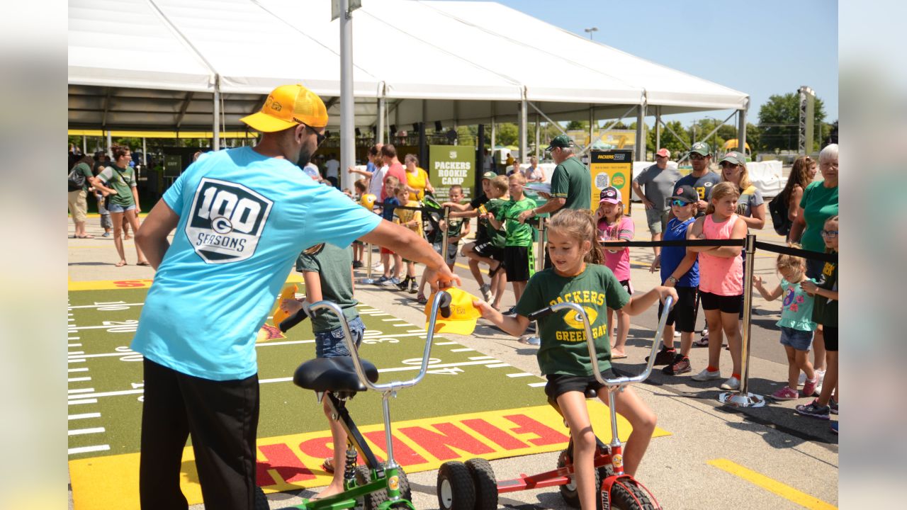 Packers' 2-year-old fan is viral hit with training camp tea parties