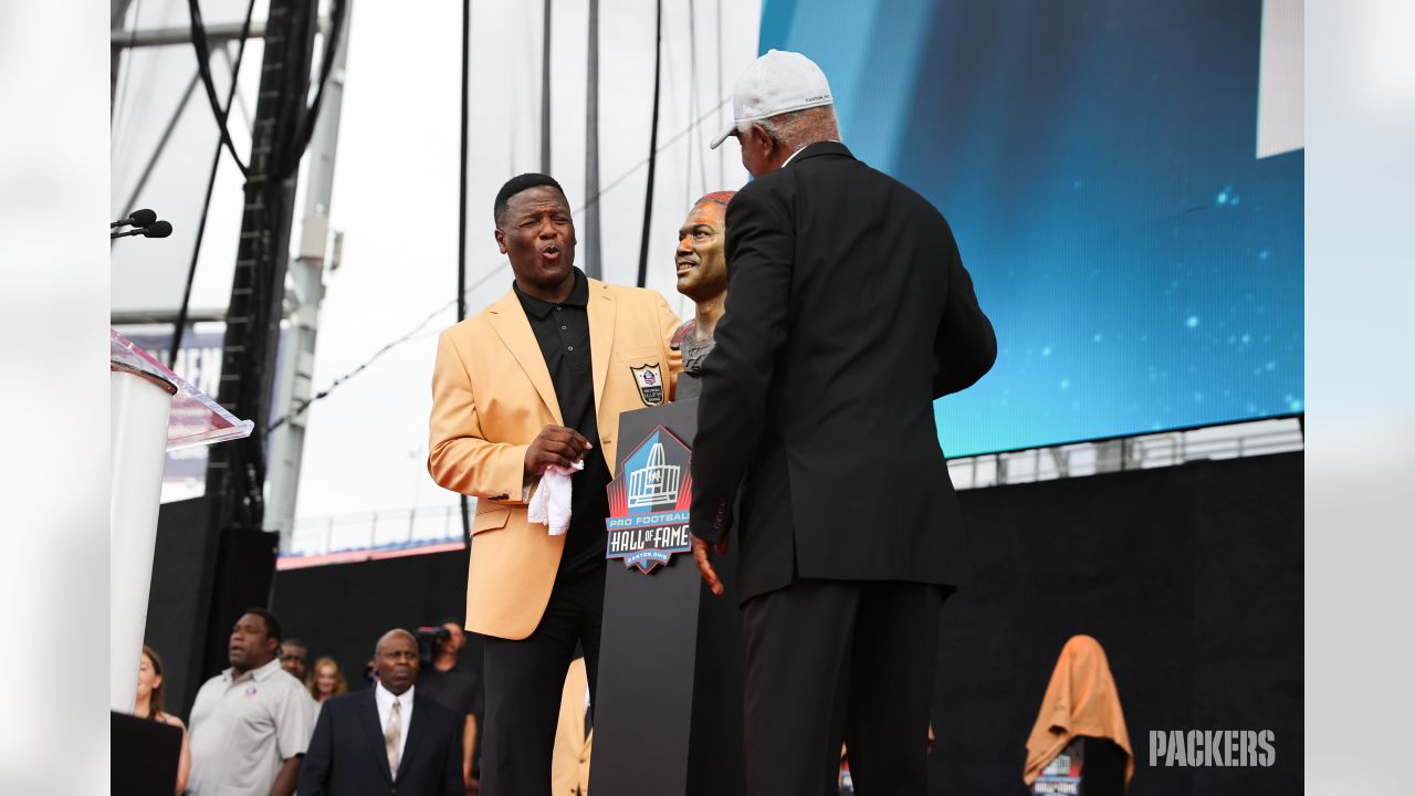 LeRoy Butler thanks fans during Pro Football Hall of Fame induction