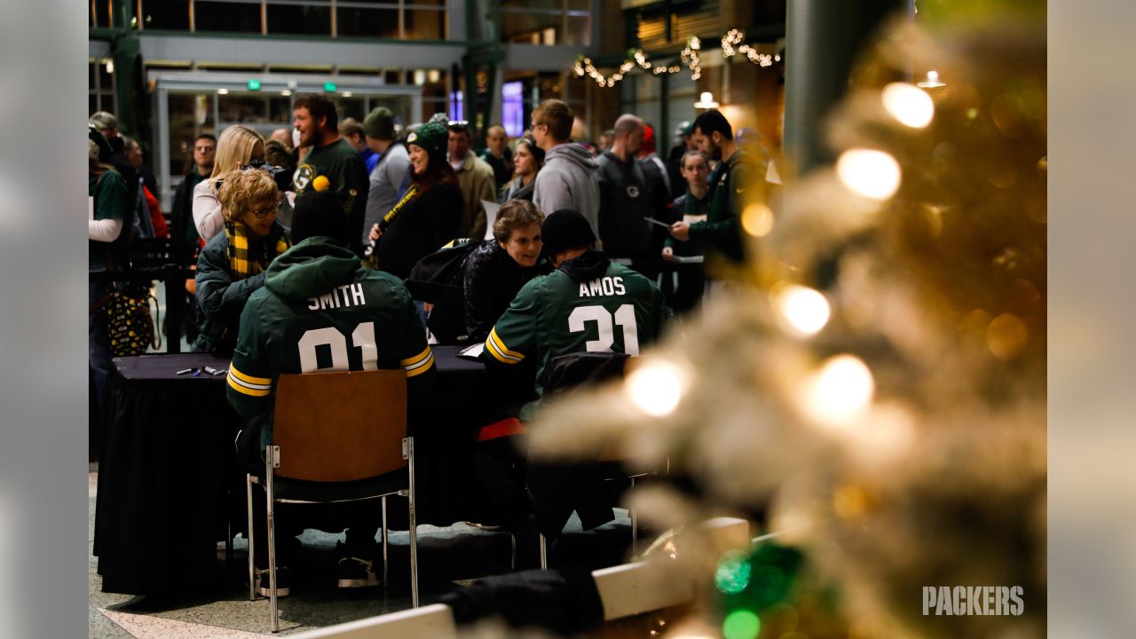 Packers players sign autographs at final Salvation Army signing session of  year