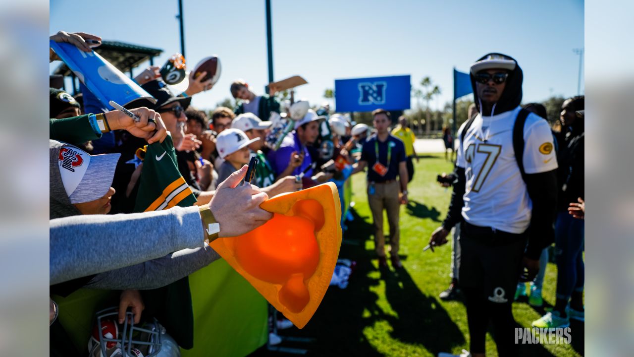 Za'Darius Smith, Davante Adams & Kenny Clark sign autographs at Pro Bowl  practice