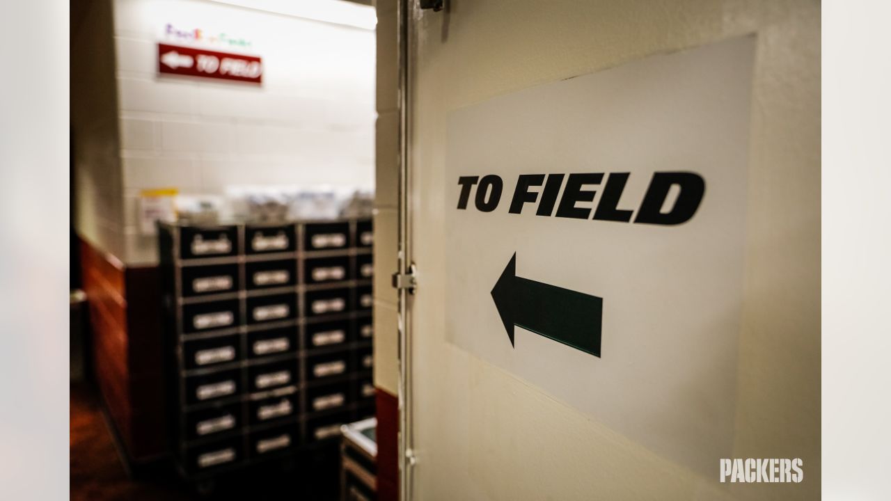 Behind-the-scenes look inside the Packers' locker room in Minnesota