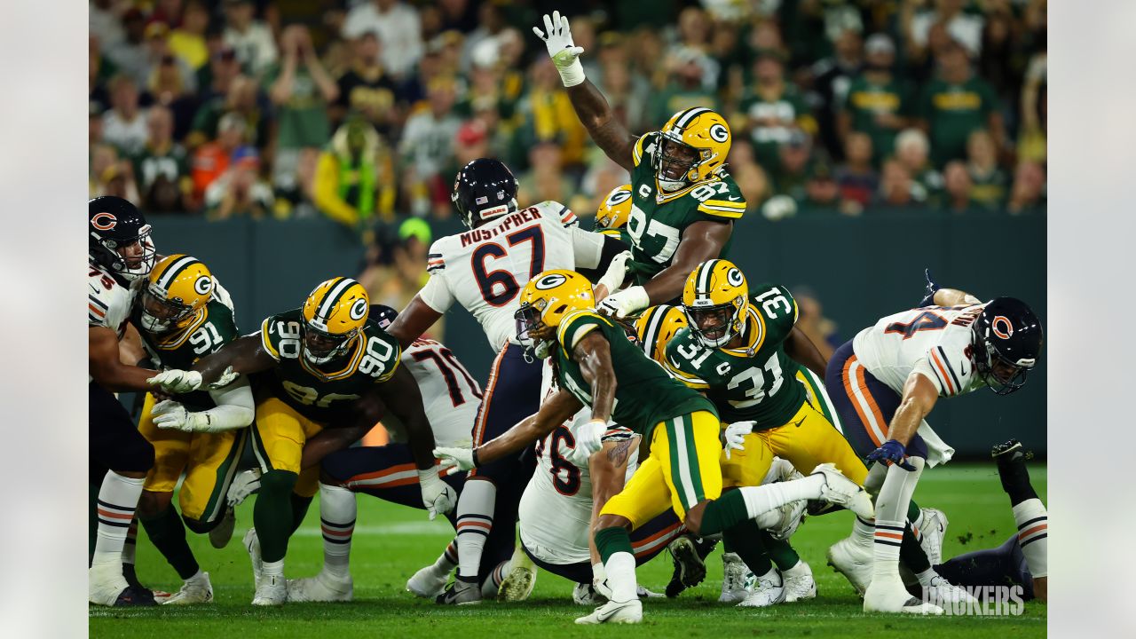 Chicago Bears vs. Green Bay Packers. Fans support on NFL Game. Silhouette  of supporters, big screen with two rivals in background Stock Photo - Alamy