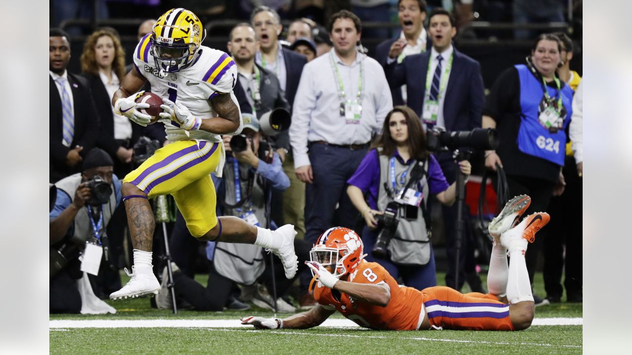 Green Bay Packers' Davante Adams catches a pass in front of Baltimore Ravens'  Marlon Humphrey during the first half of an NFL football game Sunday, Nov.  19, 2017, in Green Bay, Wis. (