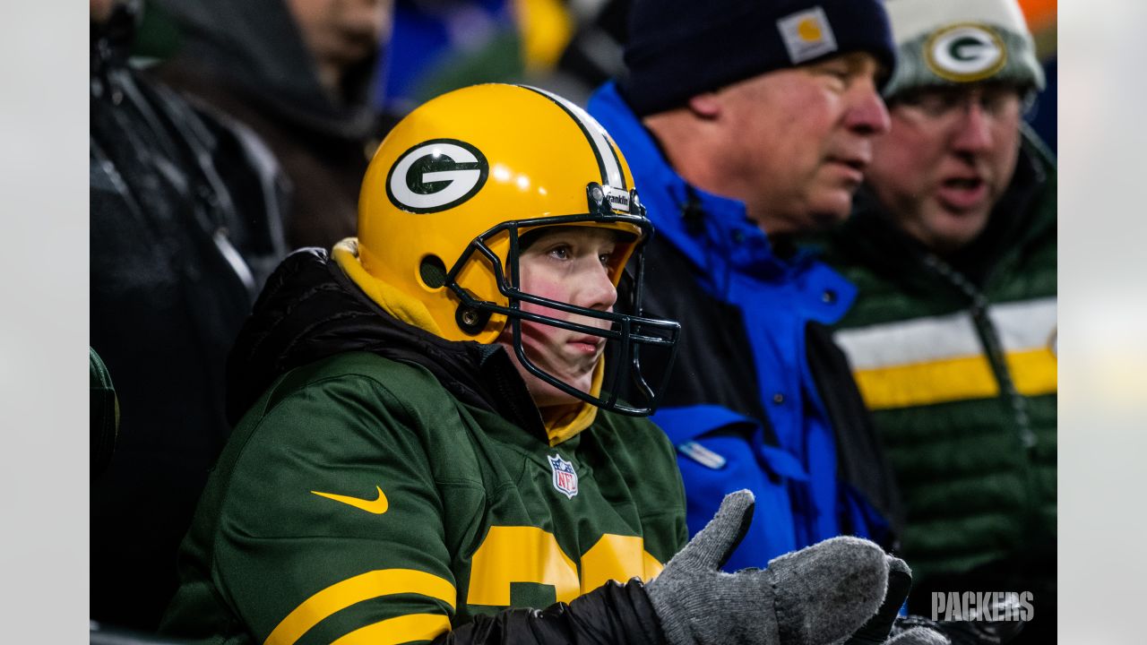 Packers fans brave the cold for Sunday Night Football at Lambeau