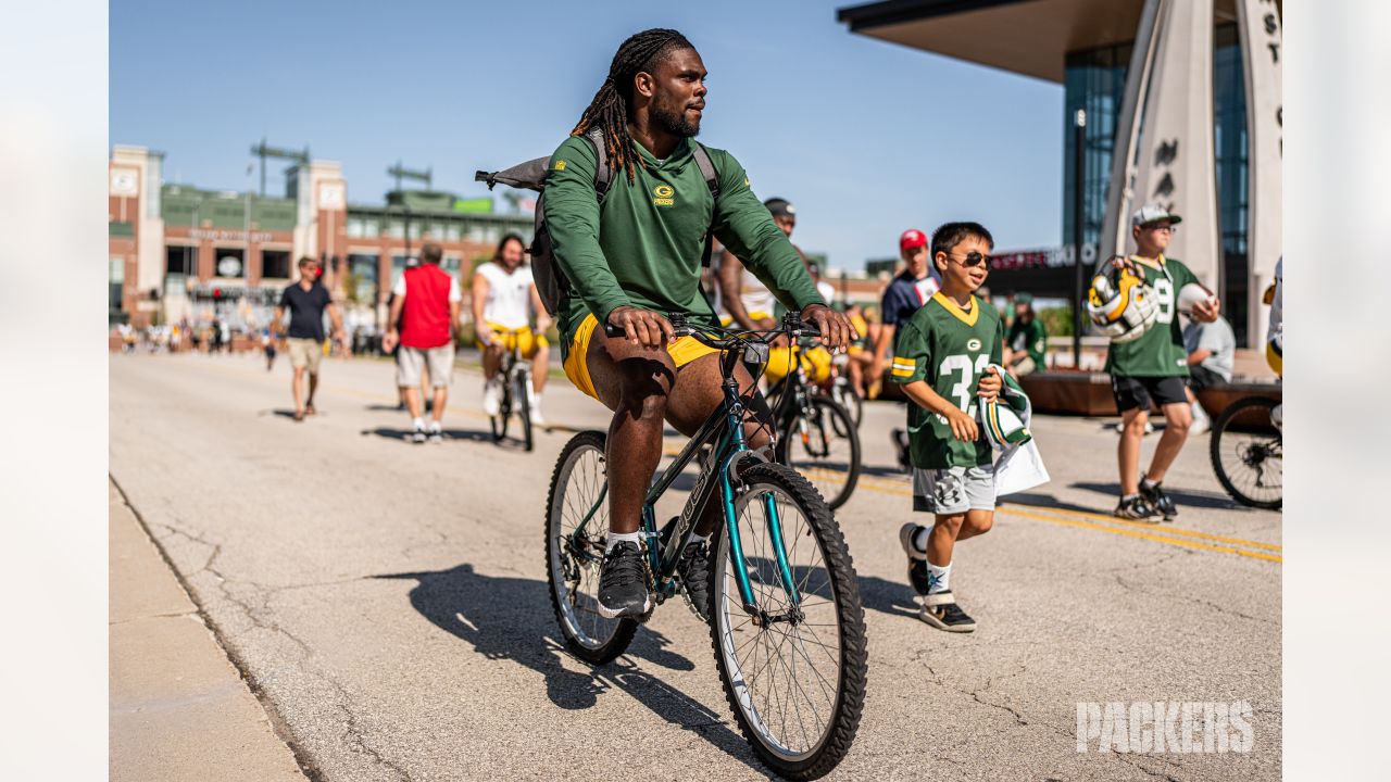 Photos: Fans return to Lambeau Field for bike tradition with players