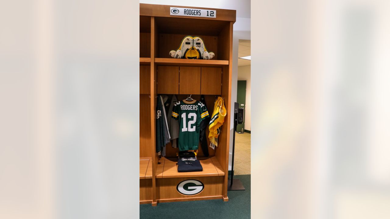 Behind-the-scenes look inside the Packers' locker room before Vikings game