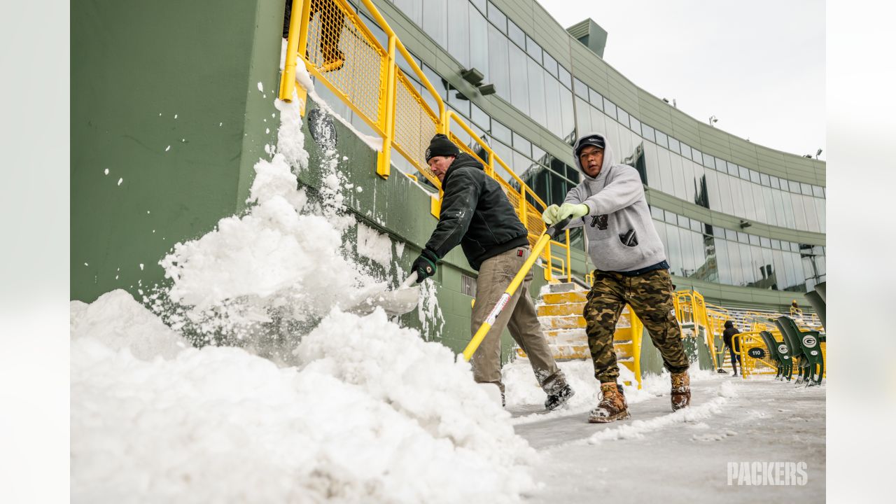 Photos: Packers fans remove snow from Lambeau Field ahead of Week