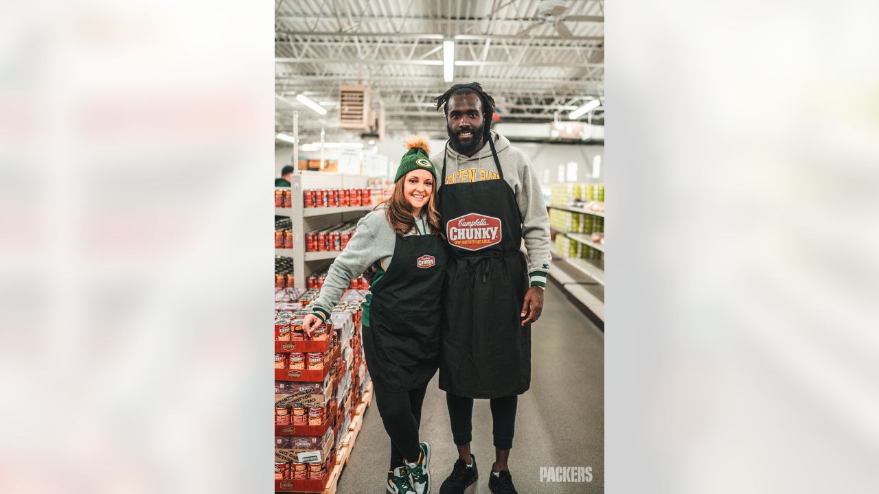 IMAGE DISTRIBUTED FOR CAMPBELL'S CHUNKY - Green Bay Packers linebacker  De'Vondre Campbell greets a visitor at Paul's Pantry in Green Bay,  Wisconsin on Tuesday, Oct. 18, 2022. De'Vondre, the Packers and Chunky