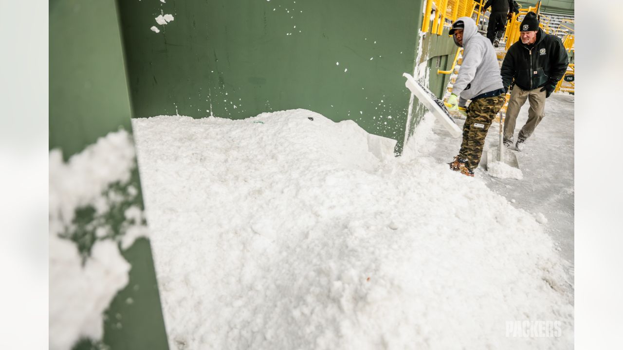 Photos: Packers fans remove snow from Lambeau Field ahead of Week