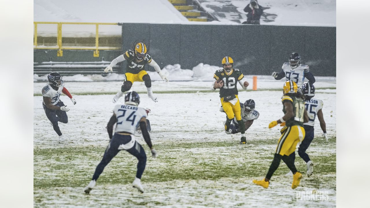 Packers torch Titans in Green Bay's winter wonderland, WJHL