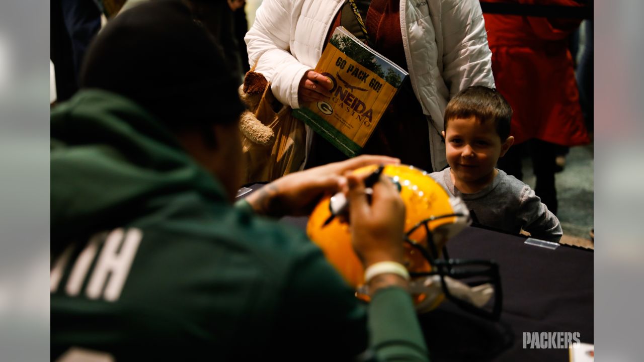 Packers sign autographs for Salvation Army