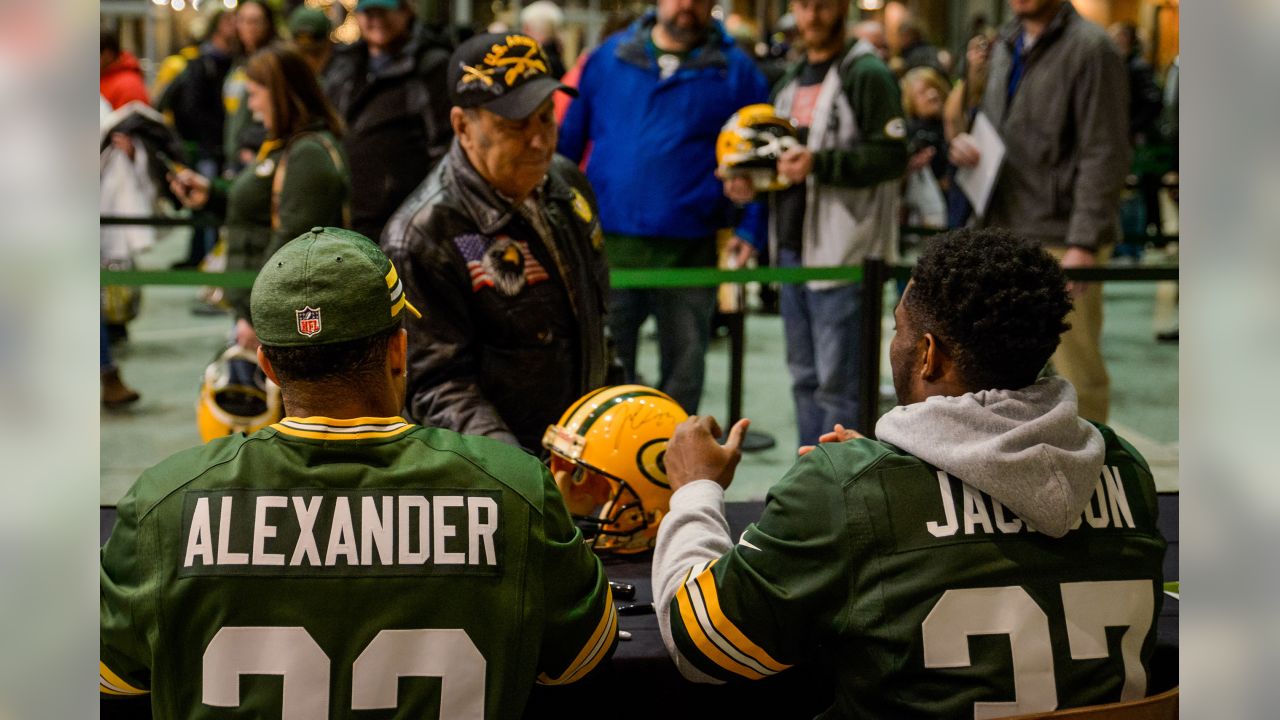 Packers players sign autographs at final Salvation Army signing session of  year