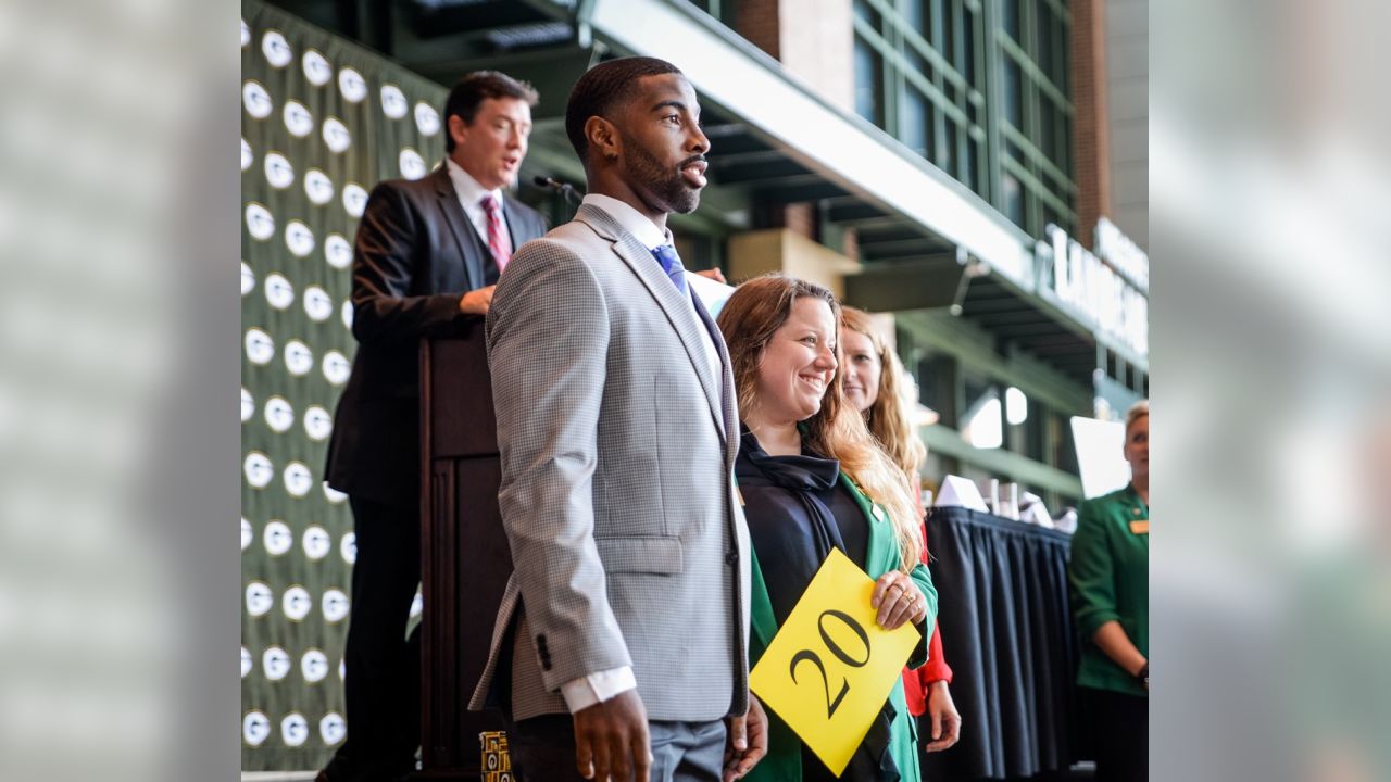 Rodgers, Kuhn dress like pilots at Packers luncheon