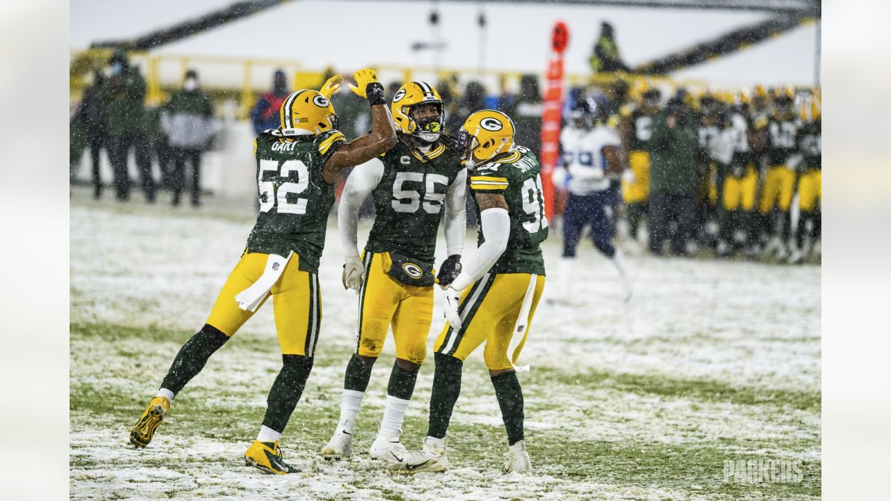 Packers torch Titans in Green Bay's winter wonderland, WJHL