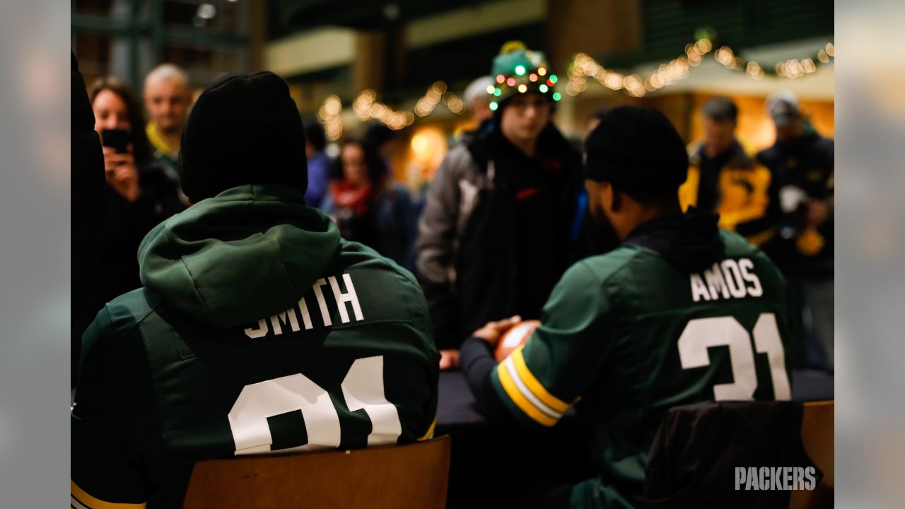 Packers players sign autographs at final Salvation Army signing session of  year