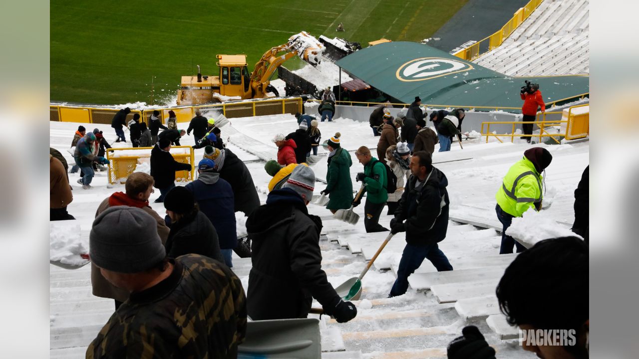 Green Bay Packers paying volunteers to shovel Lambeau Field before NFL playoff  game