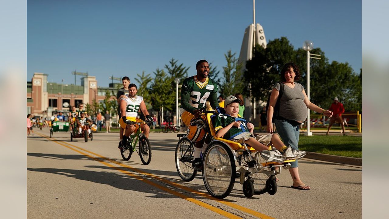 Green Bay Packers 2022 training camp gets rolling with bike tradition