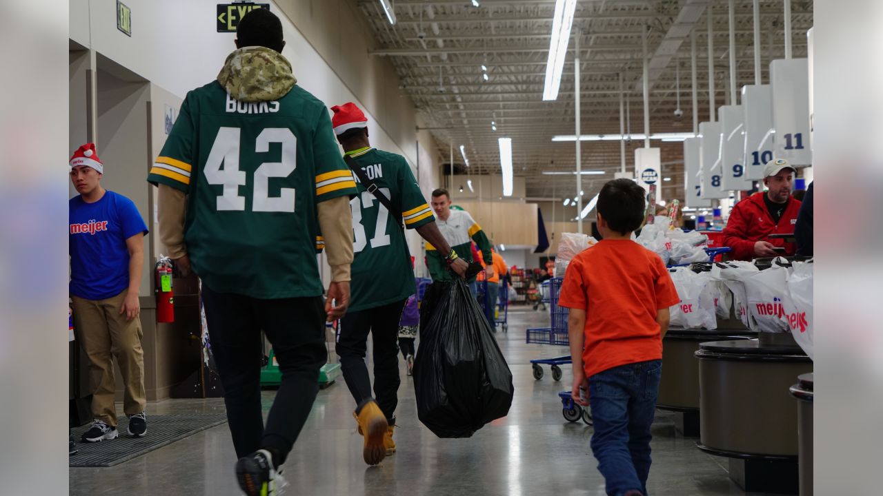 Photos: Packers players shop with kids from Pals Program at Meijer