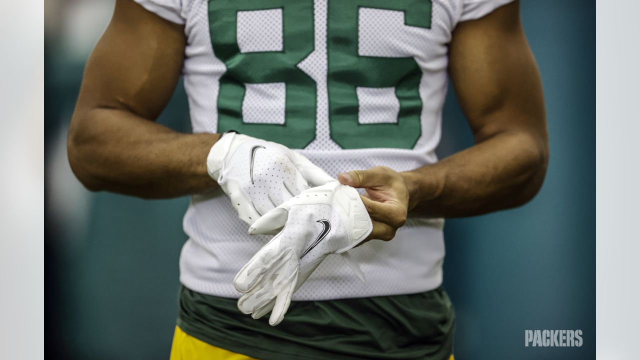 davante adams fixing his gloves｜TikTok Search