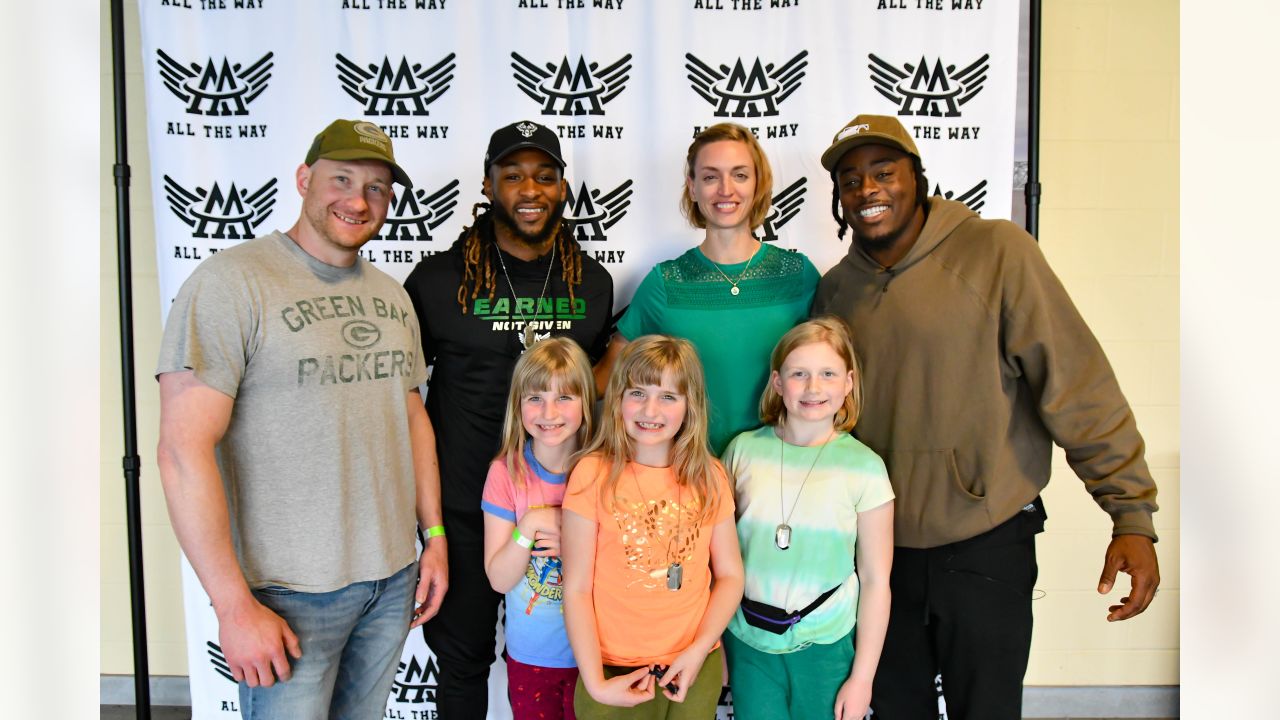 Military families meet Packers' Jones, shop for free at Ashwaubenon store